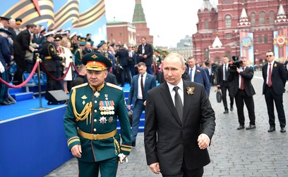 9 mai 2019 - Vladimir Putin și Sergei Șoigu, ministrul apărării rus, la parada de Ziua Victoriei din Moscova. Foto: Profimedia