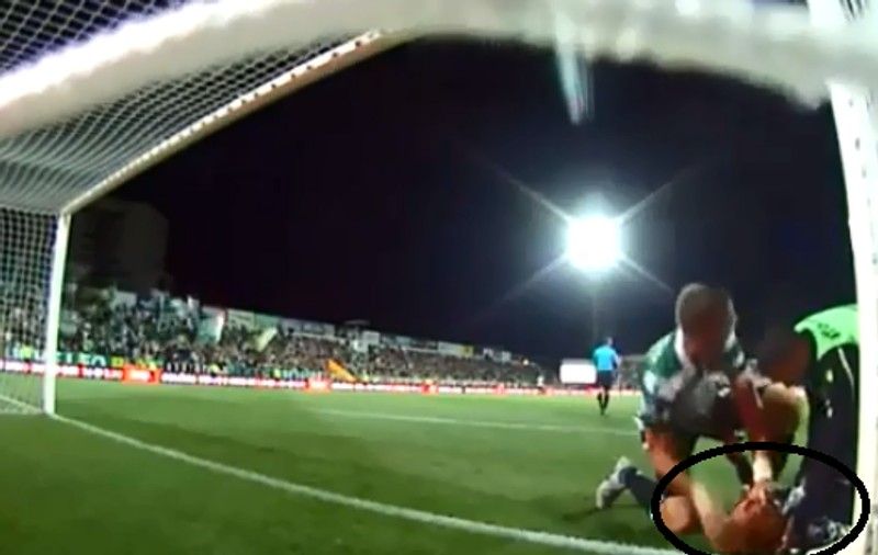 Sebastian Coates l-a salvat de la moarte pe portarul Romain Salin. Tragedie evitată la Sporting Lisabona. Imagini teribile / VIDEO