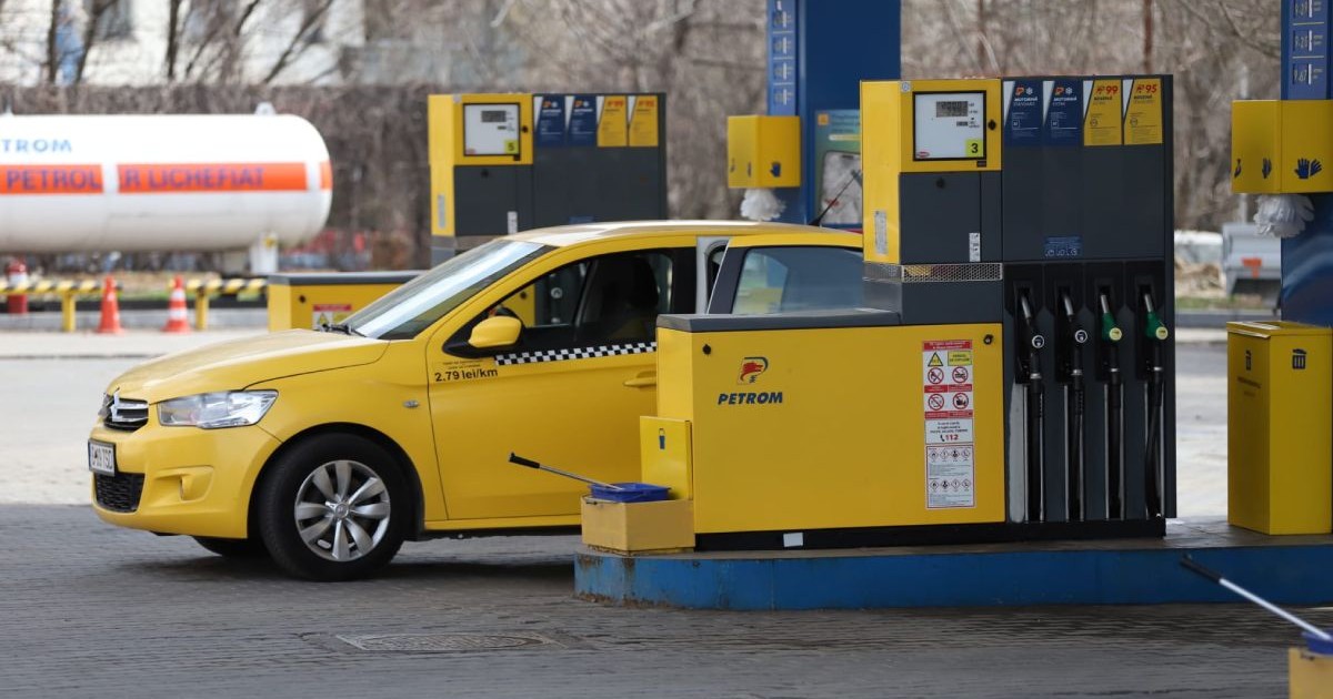 Taxi galben parcat într-o benzinărie Petrom din București, pe 18 martie 2026