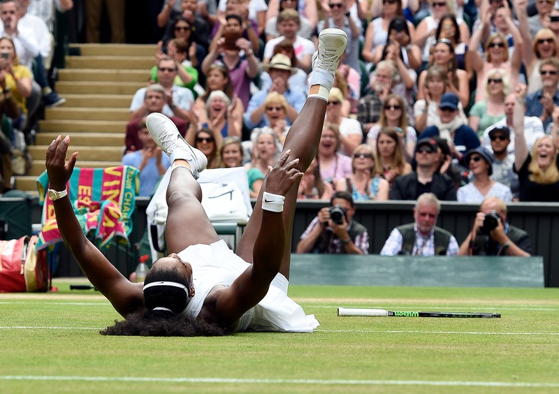 epa05417192 Serena Williams of the US celebrates her win over Angelique Kerber of Germany in their ladies' singles final during the Wimbledon Championships at the All England Lawn Tennis Club, in London, Britain, 09 July 2016. EPA/FACUNDO ARRIZABALAGA EDITORIAL USE ONLY/NO COMMERCIAL SALES
