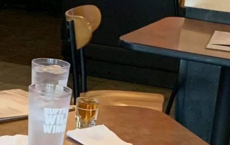 Clienta unui restaurant s-au trezit cu un șobolan pe masă. A căzut din tavan