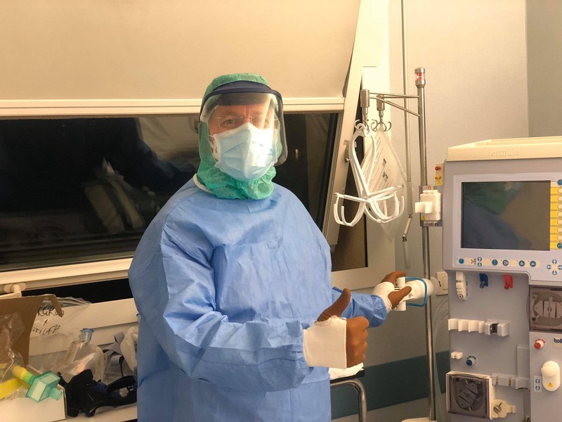 Laurențiu Codescu a fost timp de două luni asistent medical pentru pacienții cu COVID-19