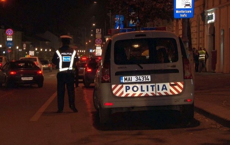 Petrecere spartă de polițiști în Cugir. O tânără s-a ales cu dosar penal, iar petrecăreții au fost amendați