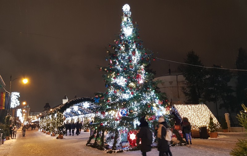 Bate vântul în târgurile de Crăciun din Iași. Comercianții se plâng că vremea rea le strică afacerile
