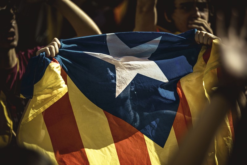 Un student flutură un steal al Cataloniei în timpul unui protest / foto: Hepta