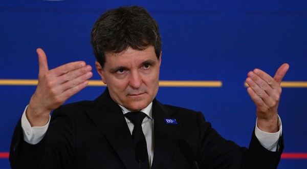 Nicușor Dan cu ambele brațe ridicate