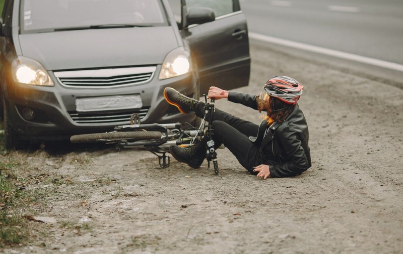 Un șofer din Iași a lovit un biciclist, după care a fugit de frică să nu fie bătut de acesta