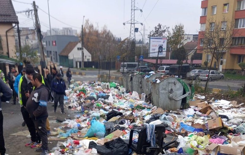 Lucrătorii din salubritate de la Târgu Mureș au intrat în grevă, nemulțumiți de salarii