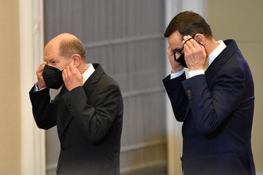 Cancelarul Olaf Scholz (stânga) și premierul polonez Mateusz Morawiecki. | Foto: EPA