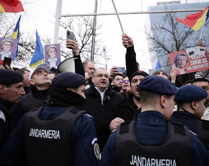 Protest AUR în timpul Congresului PPE de la București. Manifestanții s-au îmbrâncit cu jandarmii: „Ursula, nu uita, România nu te vrea!”