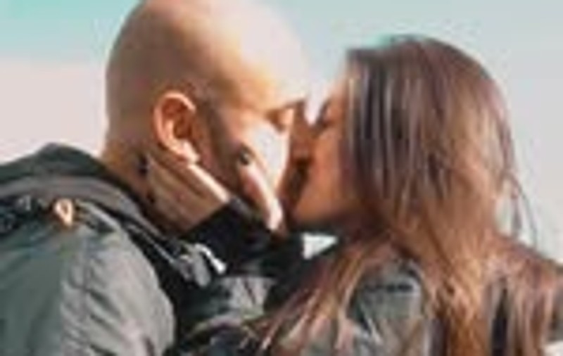 Imagini cu momentul în care Victor Dorobanțu, actorul român din „Wednesday”, și-a cerut iubita în căsătorie. Cum arată inelul de logodnă