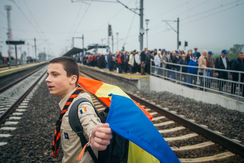 Marcu Hruban, de 15 ani, din Cluj, sosește în gara din Blaj în dimineața întâlnirii dintre enoriașii catolici și Sanctitatea Sa Papa Francisc pe Câmpia Libertății.