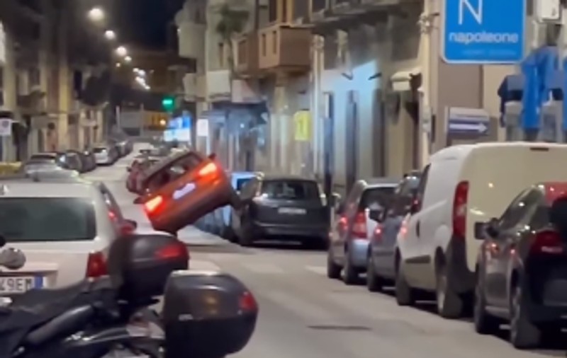 „Din fericire, nu a ucis pe nimeni”. Un șofer de SUV a avariat 13 mașini într-o noapte, în Bari, după ce s-a „urcat” pe ele | VIDEO