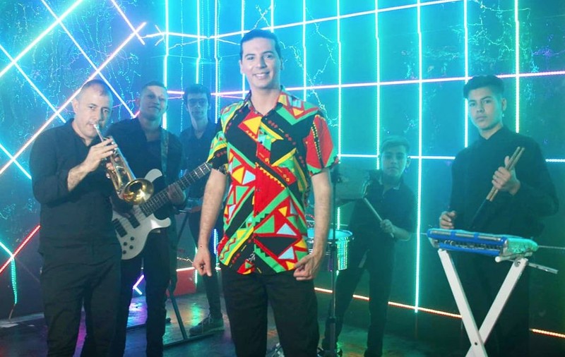 Un cântăreț român a ajuns să colaboreze cu cea mai mare televiziune din America Latină! Legătura lui Radhu cu sora Thaliei și cu producătorii hitului “Despacito”