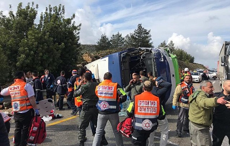 FOTO și VIDEO | Accident grav în apropiere de Ierusalim. Un autobuz s-a răsturnat pe autostradă: 2 morți și 41 de răniți
