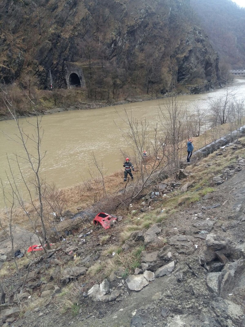 Accident pe Valea Oltului în Duminica de Florii. Pompierii caută mașina în râul Olt