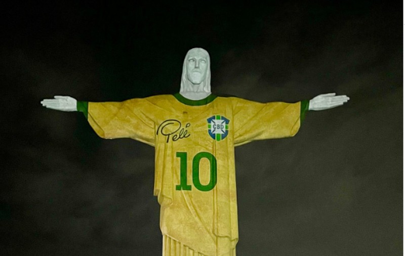 Statuia Cristo Redentor din Rio, „îmbrăcată” în tricoul lui Pelé , omagiu la un an de la moartea legendarului fotbalist brazilian
