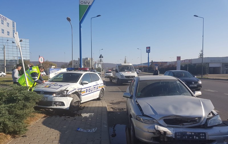 FOTO/ Mașină de poliție, împlicată într-un accident într-o benzinărie din Vaslui. Un agent a ajuns la spital