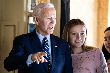 Finnegan Biden, alături de bunicului său, Joe Biden. Foto: EPA