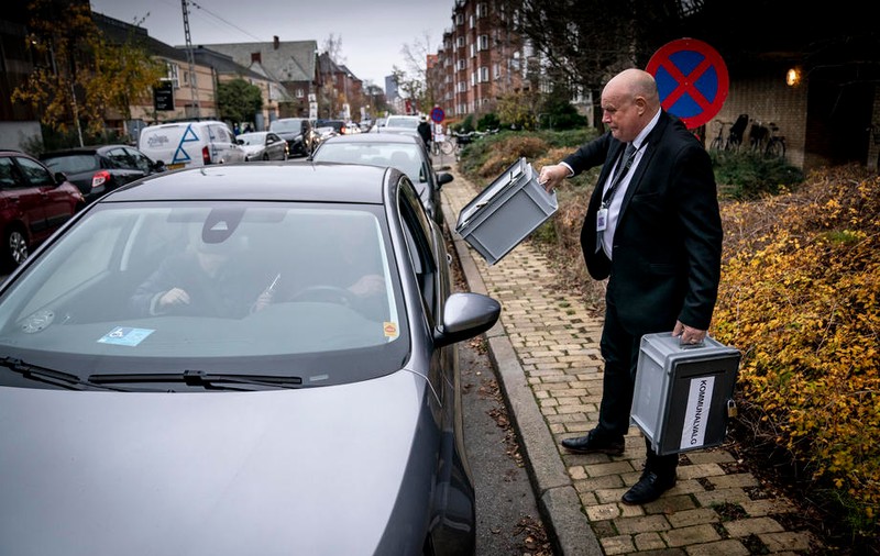 Bolnavii sau suspecții de COVID au putut vota din mașină la drive-in, în Danemarca. „Este dreptul fiecăruia”