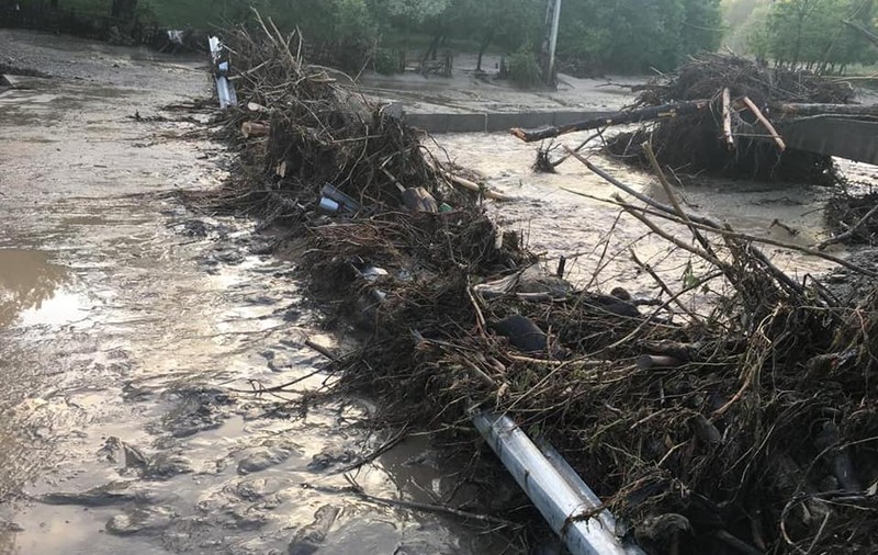 Drum județean, rupt de viitură în localitatea Aluniș din Prahova / FOTO