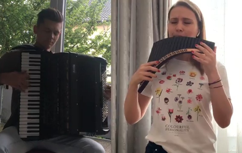 VIDEO | Tineri uniți prin muzică. Naista Andreea Chira, duet online cu  acordeonistul moldovean Pavel Efremov