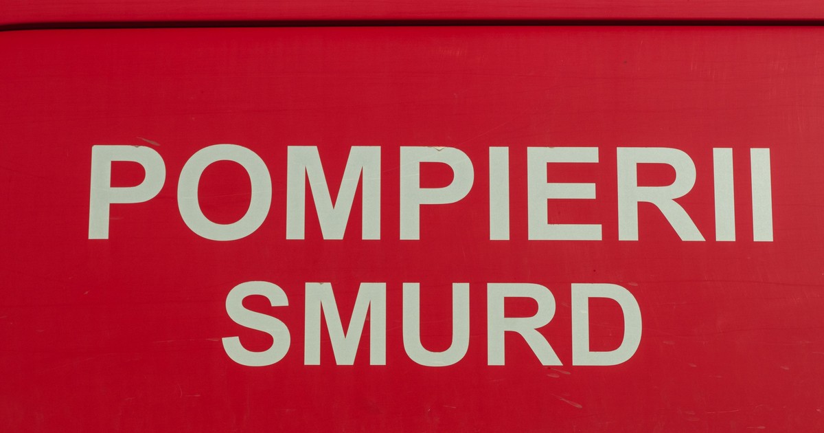 Pompierii Smurd scris pe un fundal roșu