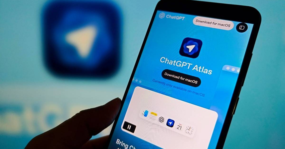 Ecranul unui telefon, pe care apare pagina de start a noului browser ChatGPT Atlas.