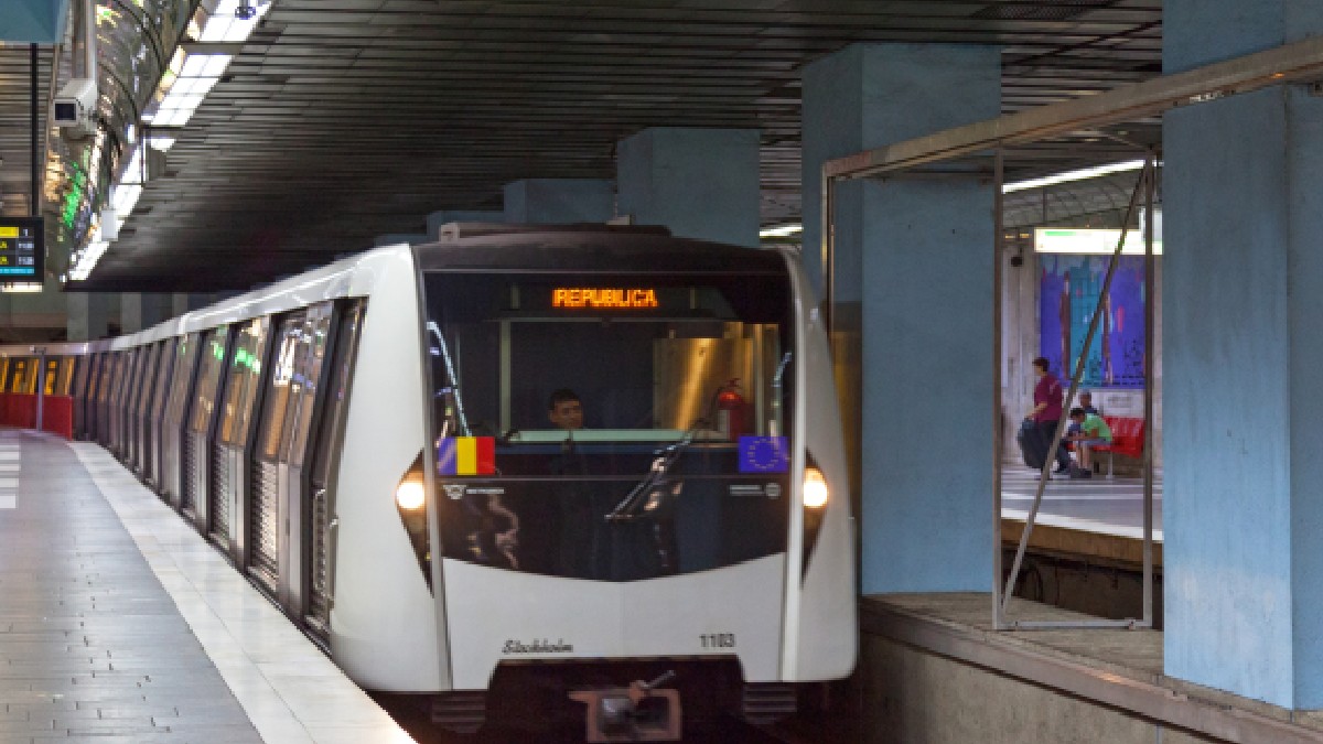 Metroul sosind într-o stație de metrou din București