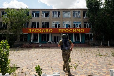 O școală din satul Bilozirka zace distrusă și abandonată după ce forțele ruse au folosit-o drept cartier general, la începutul războiului | Foto: Profimedia