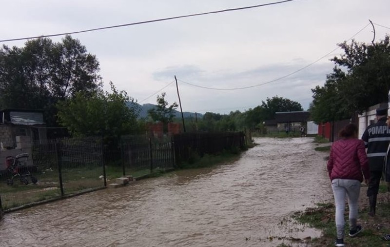 UPDATE/ Inundațiile au făcut prăpăd în mai multe județe din țară. 24 de localităţi afectate, trei drumuri naţionale blocate