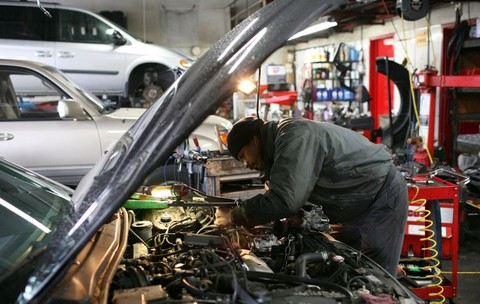 Un mecanic auto din Germania s-a declarat bolnav de bronșită, dar a fost prins de șef în timp ce punea muzică ca DJ într-un club. Imagine cu caracter ilustrativ. Foto: Getty Images