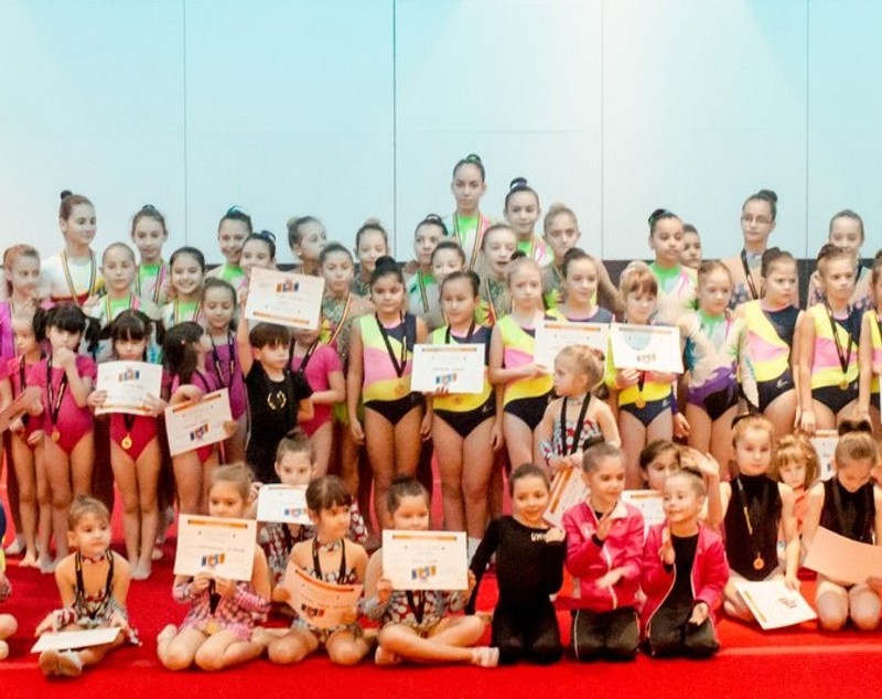 Andreea Răducan și Amelia Racea, profesoar pentru copii care au participat la prima ediţie a Festivalului de Gimnastică