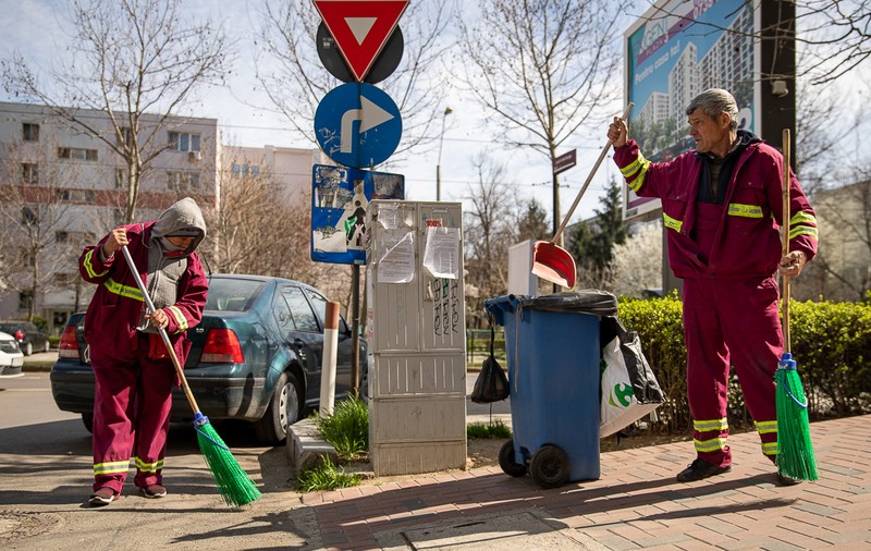 O firmă de salubritate este acuzată că refuză să ridice gunoiul din centrele de carantină din Capitală. Răspunsul: ”Este o vendetă personală”