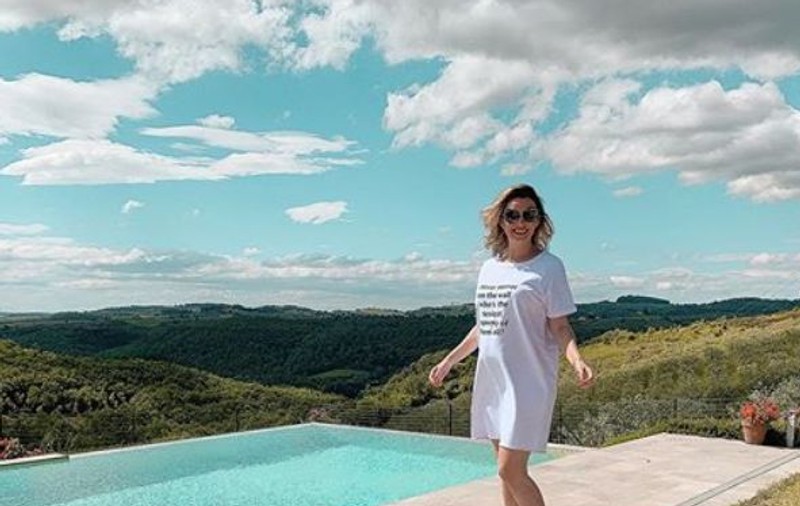 Diana Dumitrescu își arată burtica de gravidă în costum de baie