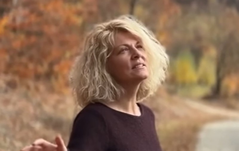 Dana Nălbaru revine în muzică. Melodia pe care o va lansa alături de un videoclip filmat în Argeș: „Din dragoste pentru Dumnezeu”