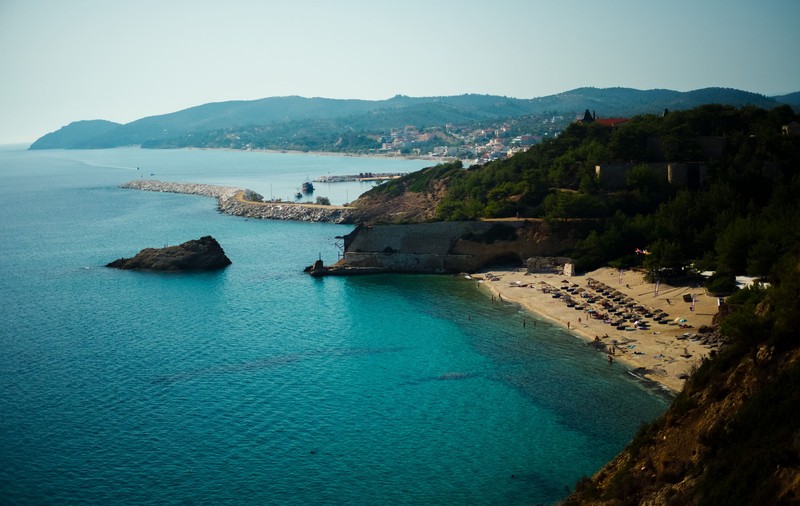 Încă doi români aflați în vacanță în Grecia au fost depistați cu COVID. Atena ar putea anunța luni noi restricții de călătorie
