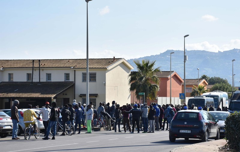 Cel mai mare centru de primire a migranţilor în Europa se închide
