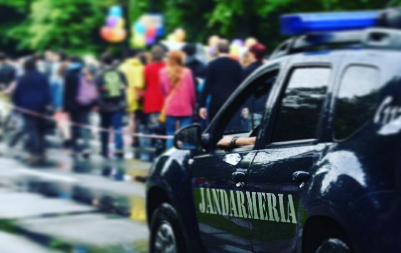 Un bărbat din Braşov, care alerga pe stradă cu un cuțit după ce a rănit o persoană, a fost reținut de jandarmi