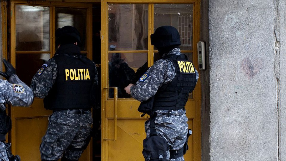 VIDEO „Locotenent” al interlopului orădean Romi Neguş, arestat pentru proxenetism, cu tot cu nevastă