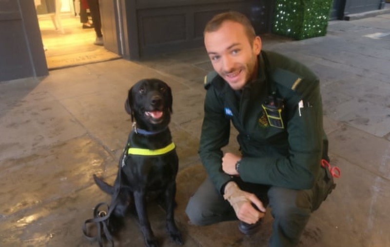 Un paramedic din Londra care se luptă cu epidemia de coronavirus a fost dat afară din casă. Cum și-a explicat proprietara gestul