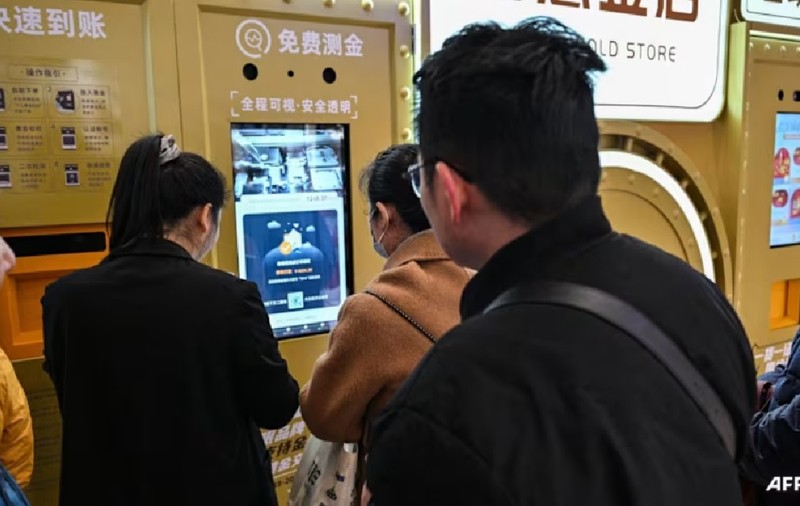 Chinezii stau la coadă să-și vândă bijuteriile moștenite la automatele din malluri
