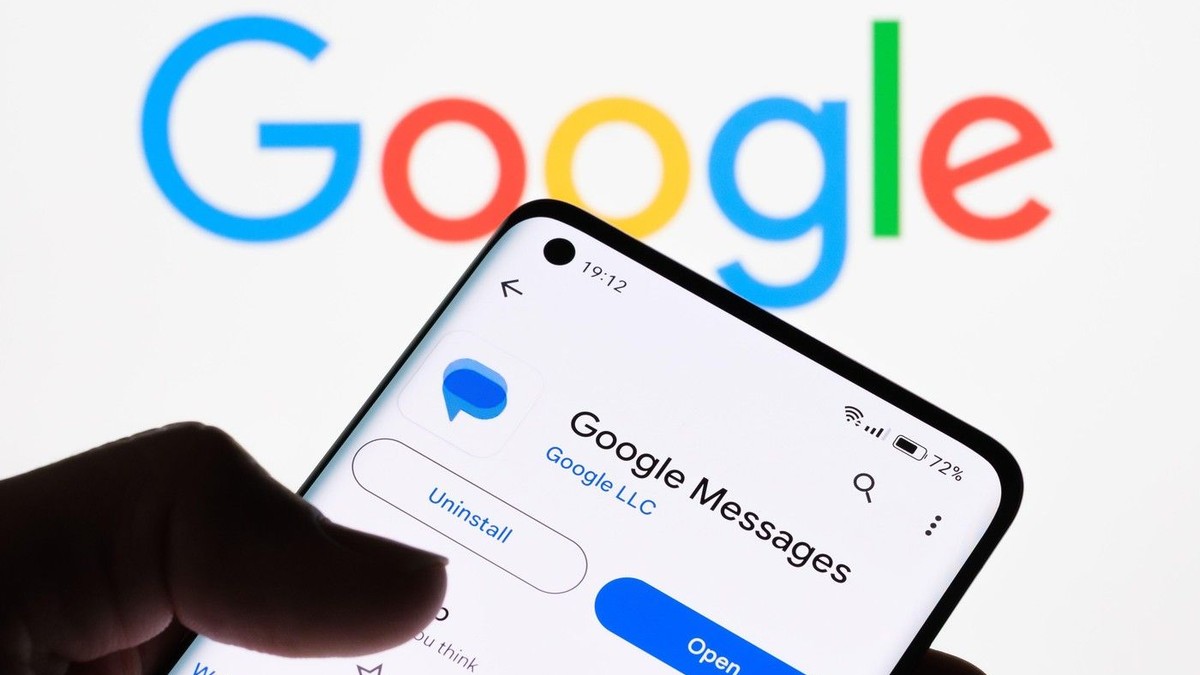 Prim-plan al ecranului unui smartphone care afișează aplicația Google Messages cu sigla Google în fundal.