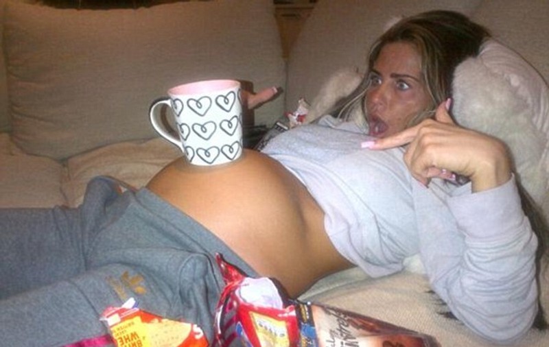 Katie Price, gravidă? Uite poza ciudată în care apare cu burta la gură ! FOTO
