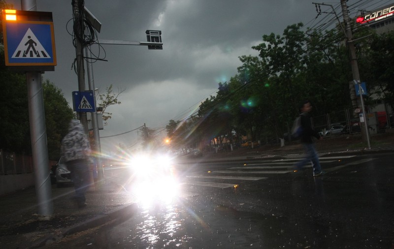 Tânără omorâtă pe o trecere de pietoni din Capitală după ce şoferul a trecut pe roşu