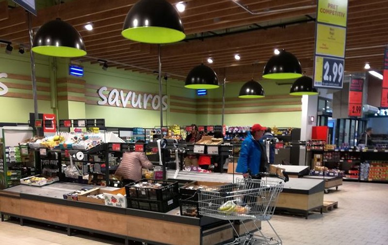Cum arată un hipermarket după cumpărăturile de Revelion ale românilor