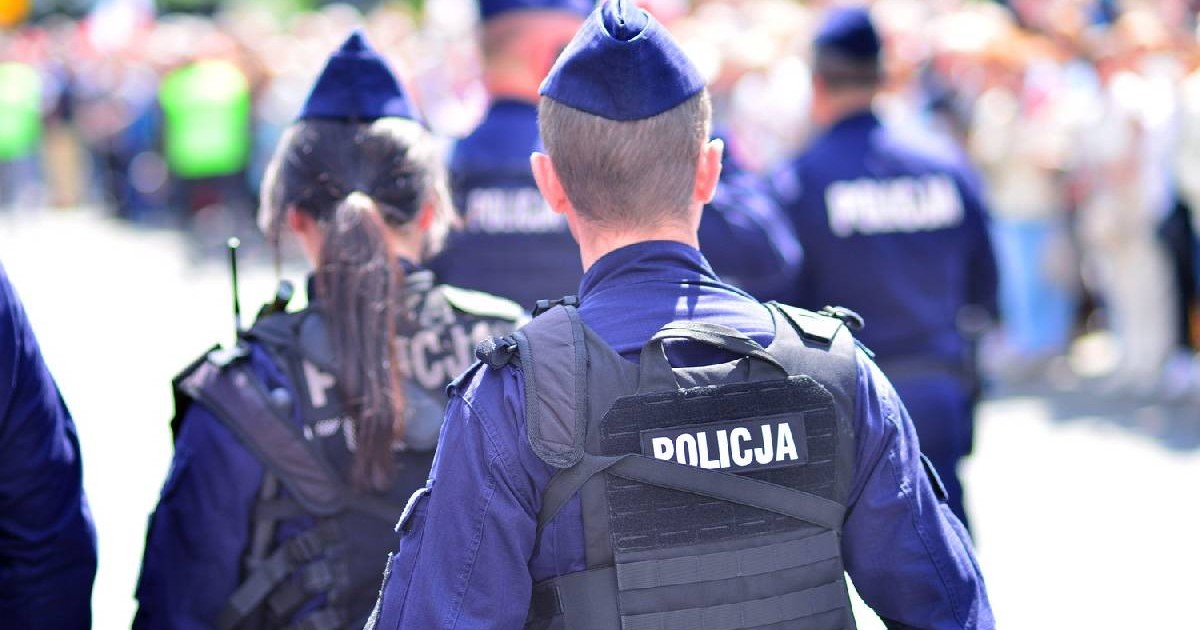 Polițiști olonezi în uniformă patrulează pe o stradă