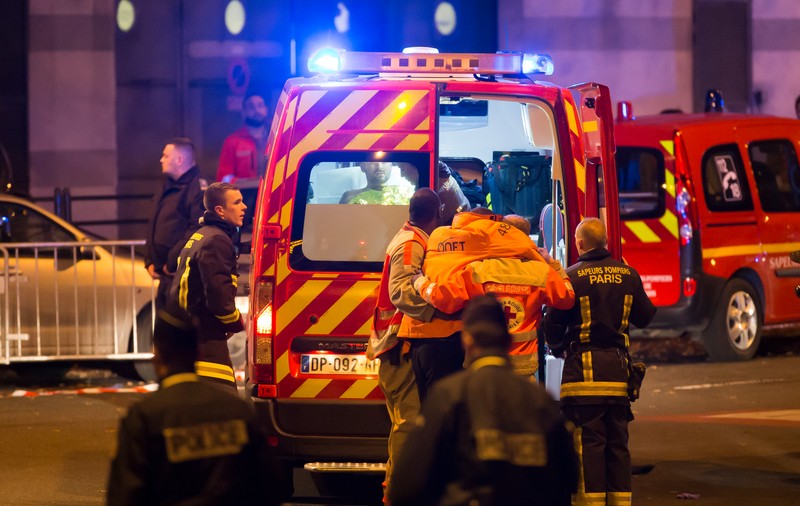 IMAGINI DE GROAZĂ, la Paris. Răniții primesc primul ajutor în ambulanțe | FOTO
