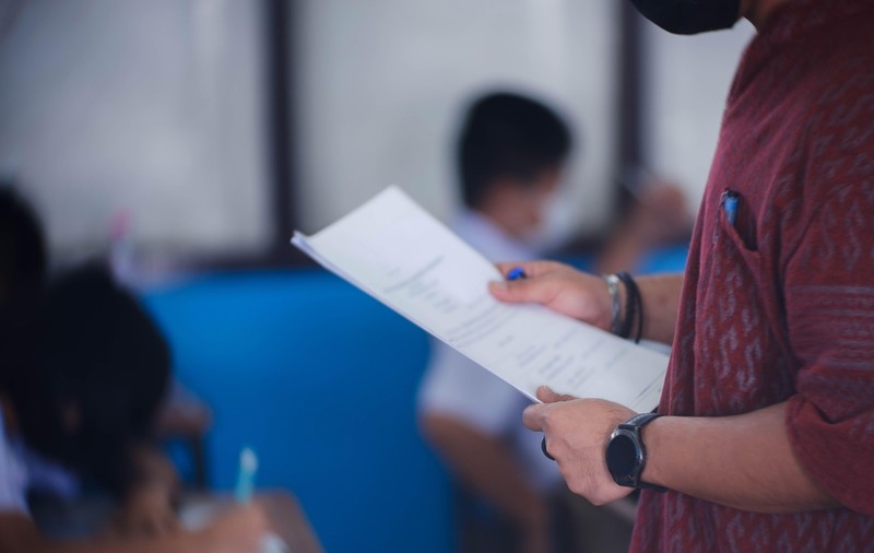 Cum îi împiedica o profesoară din Iași pe studenții de la medicină veterinară să copieze la examene: o sacoșă din care ieșeau antene