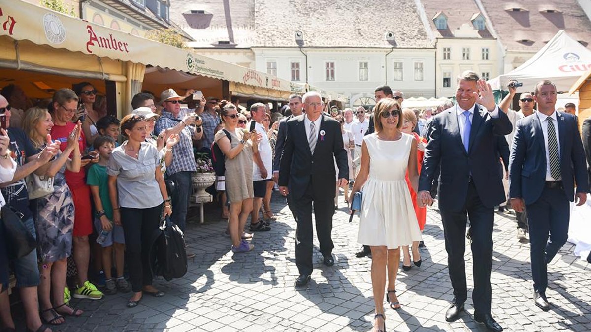 Carmen Iohannis, la un pas de un accident vestimentar